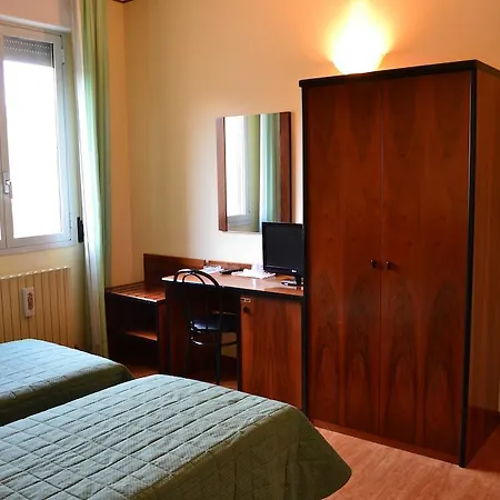 Hotel Elena 3*