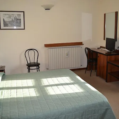 Hotel Elena 3*